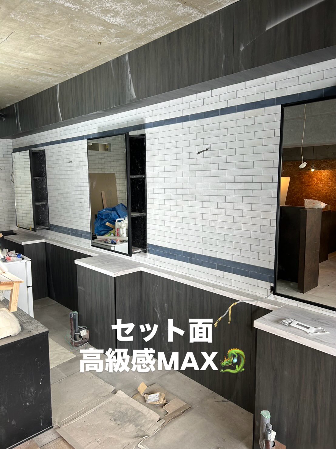 【理容室の内装工事】マリストタイルと造作家具（セット面・受付）で魅せる店舗デザイン